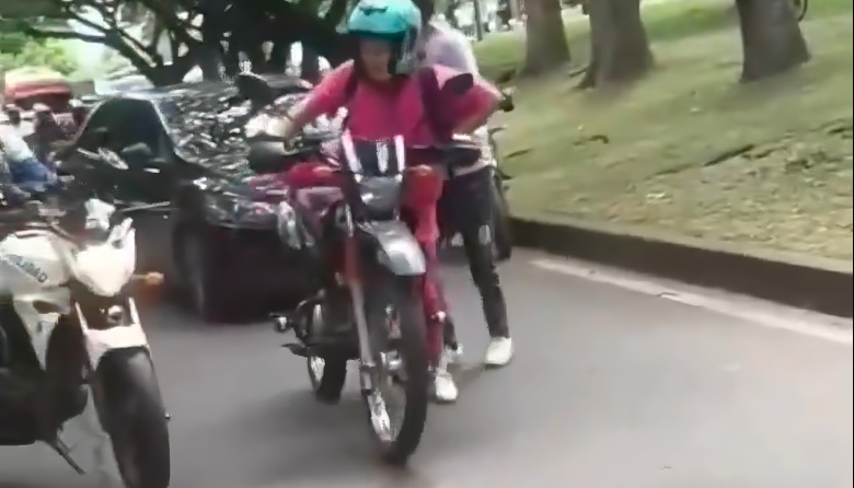 Motociclista amenaza a agente de tránsito con arma blanca